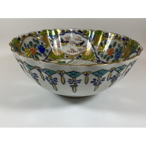 389 - A CHINESE FAMILLE VERTE ENAMEL DESIGN BOWL WITH FIGURAL INNER DESIGN, DIAMETER 17.5CM