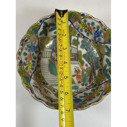 389 - A CHINESE FAMILLE VERTE ENAMEL DESIGN BOWL WITH FIGURAL INNER DESIGN, DIAMETER 17.5CM