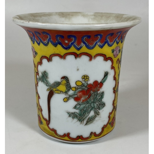 391 - A CHINESE FAMILLE JAUNE BIRD DESIGN SMALL TRUMPET VASE, SEAL MARK TO BASE, HEIGHT 10CM