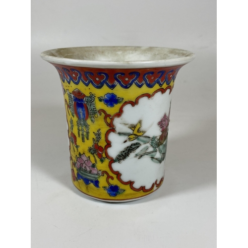 391 - A CHINESE FAMILLE JAUNE BIRD DESIGN SMALL TRUMPET VASE, SEAL MARK TO BASE, HEIGHT 10CM