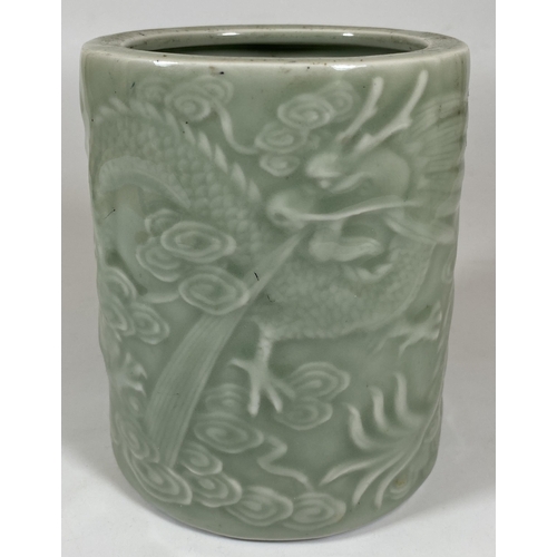 392 - A CHINESE CELADON PORCLEAIN BRUSH POT WITH DRAGON DESIGN, HEIGHT 12.5CM