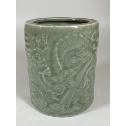 392 - A CHINESE CELADON PORCLEAIN BRUSH POT WITH DRAGON DESIGN, HEIGHT 12.5CM