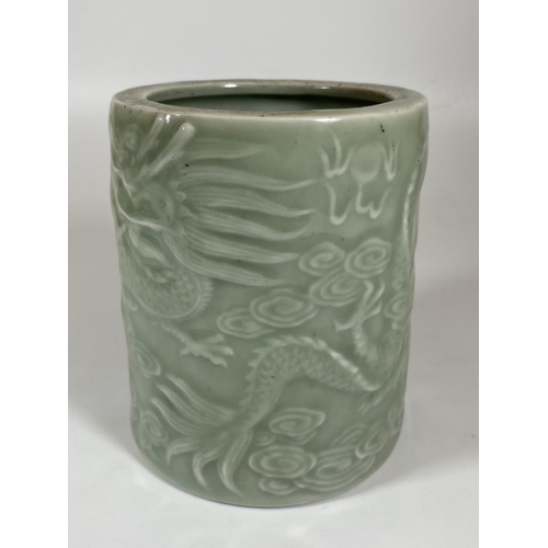 392 - A CHINESE CELADON PORCLEAIN BRUSH POT WITH DRAGON DESIGN, HEIGHT 12.5CM