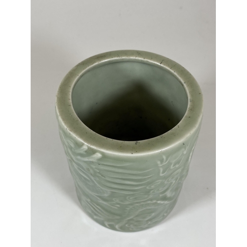 392 - A CHINESE CELADON PORCLEAIN BRUSH POT WITH DRAGON DESIGN, HEIGHT 12.5CM