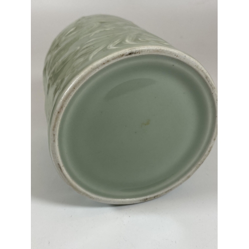 392 - A CHINESE CELADON PORCLEAIN BRUSH POT WITH DRAGON DESIGN, HEIGHT 12.5CM