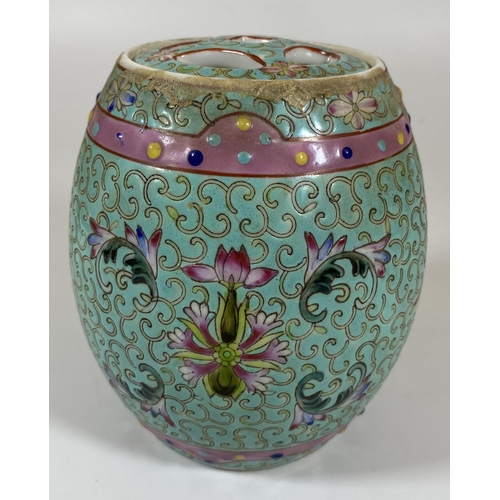 394 - A 20TH CENTURY CHINESE LIDDED TURQUOISE ENAMEL STYLE DESIGN JAR, HEIGHT 12CM