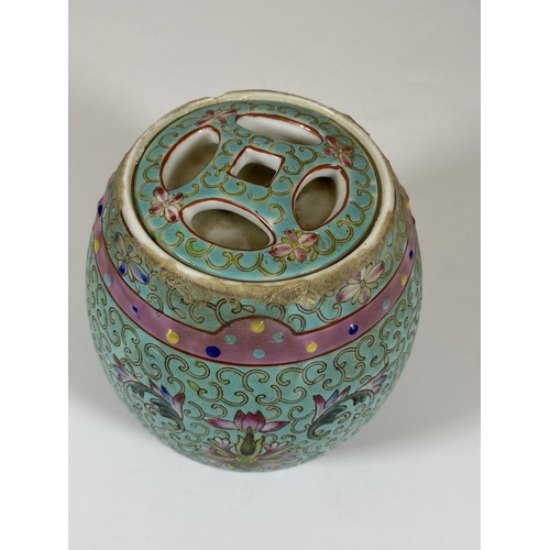 394 - A 20TH CENTURY CHINESE LIDDED TURQUOISE ENAMEL STYLE DESIGN JAR, HEIGHT 12CM