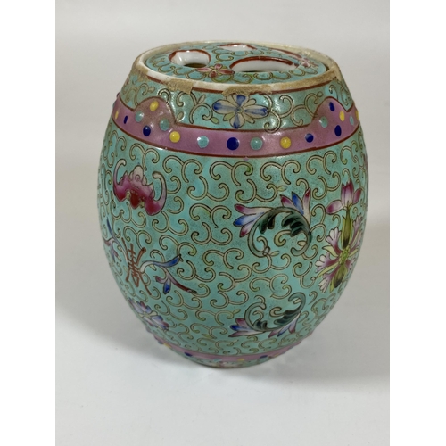 394 - A 20TH CENTURY CHINESE LIDDED TURQUOISE ENAMEL STYLE DESIGN JAR, HEIGHT 12CM