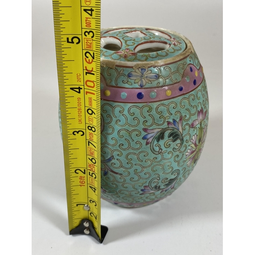 394 - A 20TH CENTURY CHINESE LIDDED TURQUOISE ENAMEL STYLE DESIGN JAR, HEIGHT 12CM