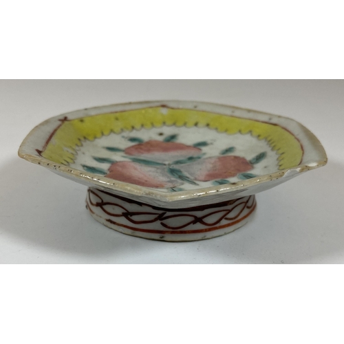 395 - A 19TH CENTURY CHINESE FAMILLE JAUNE PEACH BLOSSOM FOOTED DISH, DIAMETER 10CM