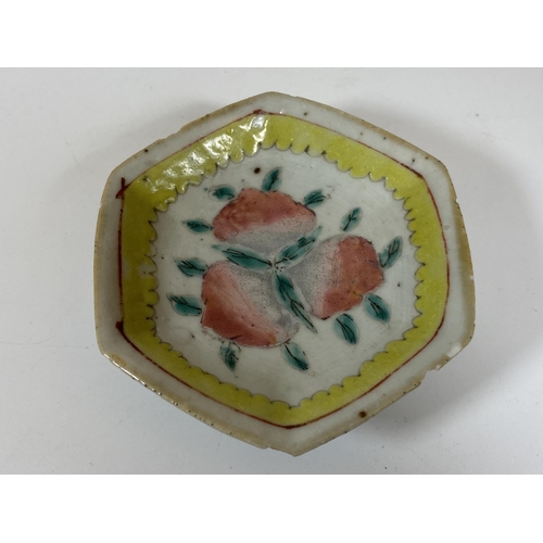 395 - A 19TH CENTURY CHINESE FAMILLE JAUNE PEACH BLOSSOM FOOTED DISH, DIAMETER 10CM