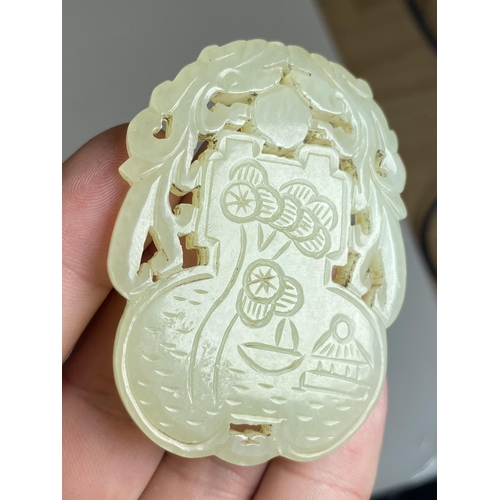 396 - A CHINESE JADEITE JADE STYLE CARVED PENDANT PLAQUE, LENGTH 6CM