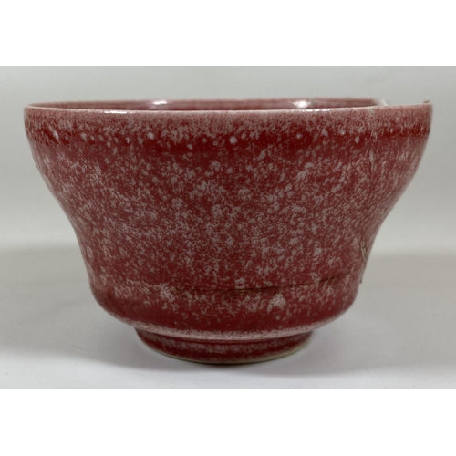 397 - A CHINESE SANG DE BOEUF EFFECT MOTTLED GLAZE BOWL, SIX CHARACTER MARK TO BASE, HEIGHT 6CM