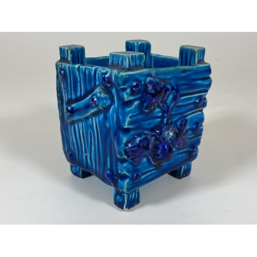 401 - AN UNUSUAL CHINESE BLUE / TURQUOISE POTTERY SMALL PLANTER / VASE, HEIGHT 8CM