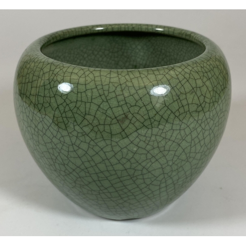 402 - A CHINESE CELADON CRACKLE GLAZE PORCELAIN POT / VASE, HEIGHT 9.5CM