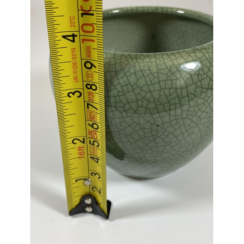 402 - A CHINESE CELADON CRACKLE GLAZE PORCELAIN POT / VASE, HEIGHT 9.5CM