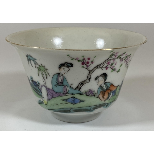 406 - AN EARLY 20TH CENTURY CHINESE PORCELAIN BOWL WITH FIGURAL DESIGN, FOUR CHARACTER MARK TO BASE, HEIGH... 