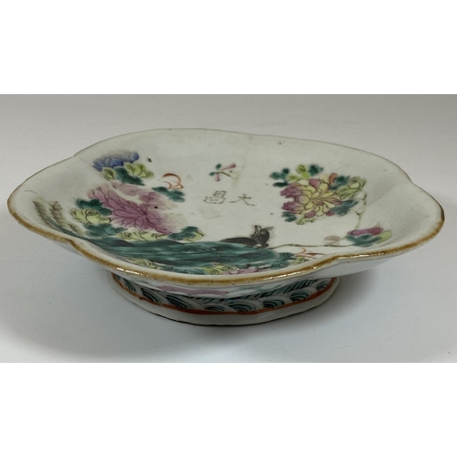 407 - A 19TH CENTURY CHINESE TONGZHI PORCELAIN FLORAL FOOTED DISH, SEAL MARK TO BASE, DIAMETER 16CM