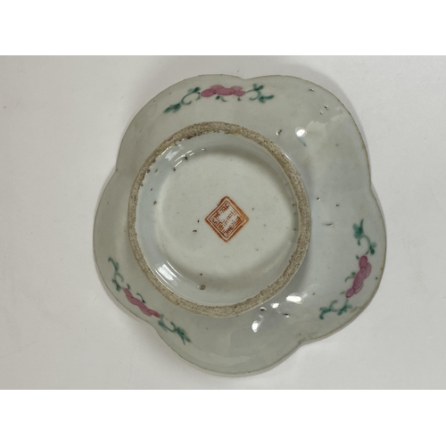 407 - A 19TH CENTURY CHINESE TONGZHI PORCELAIN FLORAL FOOTED DISH, SEAL MARK TO BASE, DIAMETER 16CM