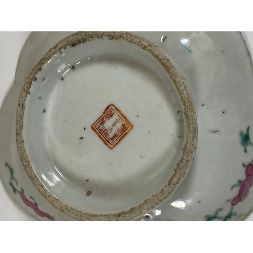 407 - A 19TH CENTURY CHINESE TONGZHI PORCELAIN FLORAL FOOTED DISH, SEAL MARK TO BASE, DIAMETER 16CM