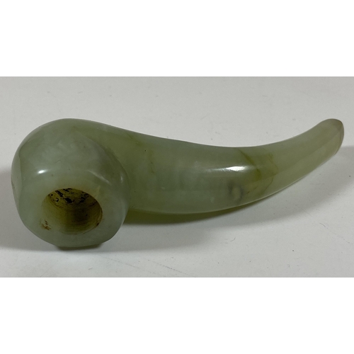 409 - A CHINESE JADEITE JADE STYLE SMALL PIPE, LENGTH 9CM