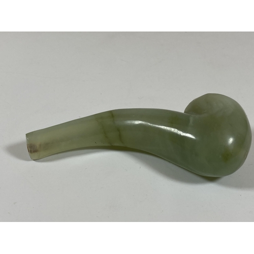 409 - A CHINESE JADEITE JADE STYLE SMALL PIPE, LENGTH 9CM