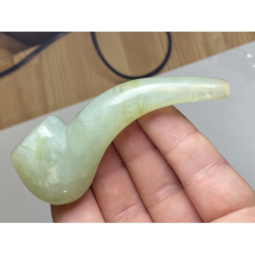 409 - A CHINESE JADEITE JADE STYLE SMALL PIPE, LENGTH 9CM