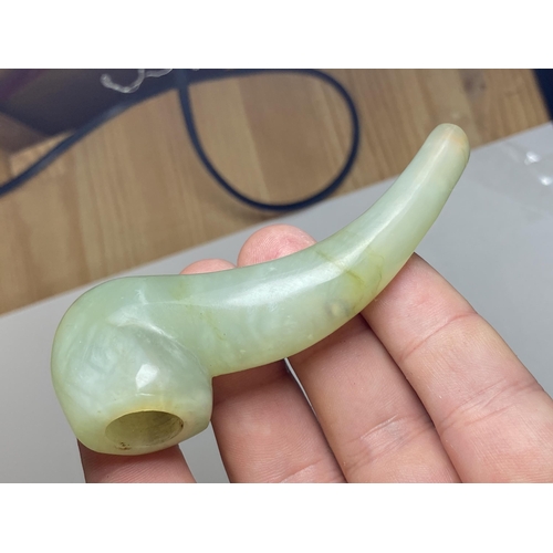 409 - A CHINESE JADEITE JADE STYLE SMALL PIPE, LENGTH 9CM