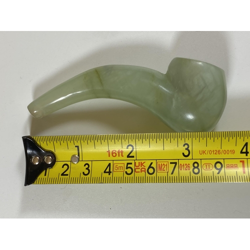 409 - A CHINESE JADEITE JADE STYLE SMALL PIPE, LENGTH 9CM