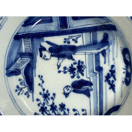 410 - AN EARLY 19TH CENTURY DELFT ORIENTAL DESIGN BLUE AND WHITE PORCELAIN PLATE, DIAMETER 16.5CM