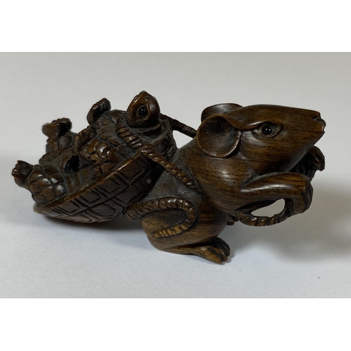 456 - AN ORIENTAL NETSUKE OF A MOUSE DRAGGING A TURTLE, UNSIGNED, LENGTH 5.5CM