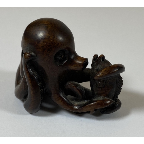 457 - AN ORIENTAL NETSUKE OF AN OCTUPUS AND FISH, SIGNED WITH MOTHER OF PEARL MAKERS MARK, HEIGHT 3.5CM