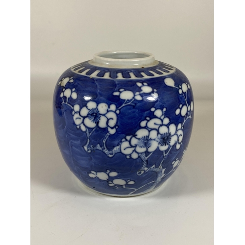 461 - AN EARLY 20TH CENTURY CHINESE BLUE AND WHITE PRUNUS BLOSSOM GINGER JAR, DOUBLE RING MARK TO BASE, HE... 