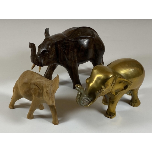 462 - A GROUP OF THREE ELEPHANT FIGURES TO INCLUDE TWO CARVED WOODEN AND A SOLID HEAVY BRASS EXAMPLE, LARG... 