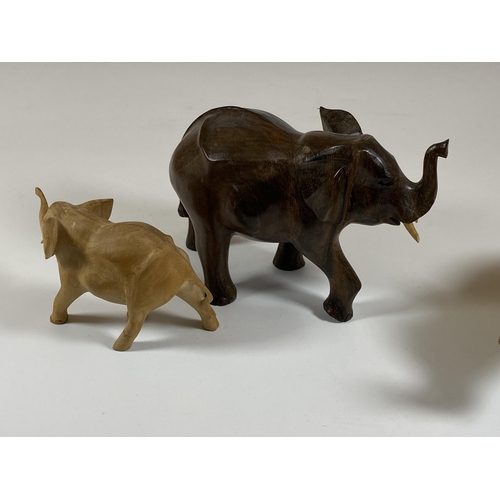 462 - A GROUP OF THREE ELEPHANT FIGURES TO INCLUDE TWO CARVED WOODEN AND A SOLID HEAVY BRASS EXAMPLE, LARG... 