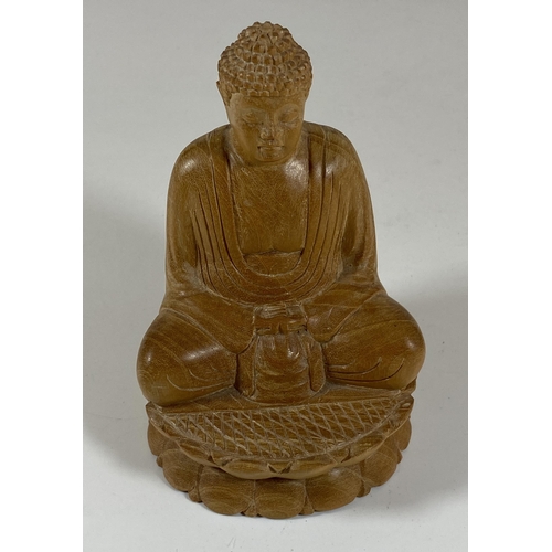 464 - A CARVED WOODEN TIBETAN MODEL OF A BUDDHA, HEIGHT 12CM