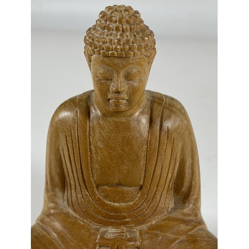 464 - A CARVED WOODEN TIBETAN MODEL OF A BUDDHA, HEIGHT 12CM