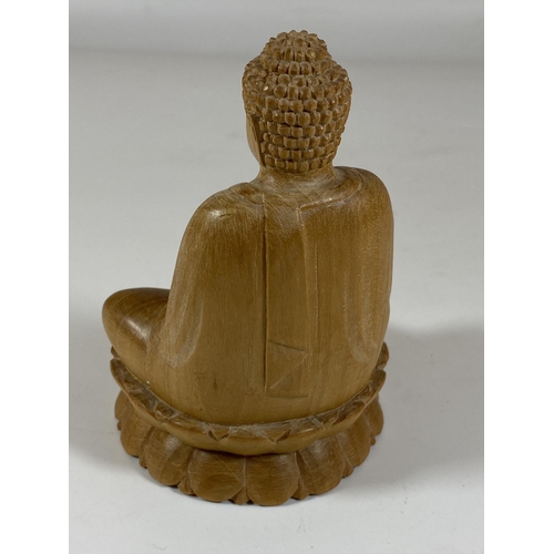 464 - A CARVED WOODEN TIBETAN MODEL OF A BUDDHA, HEIGHT 12CM