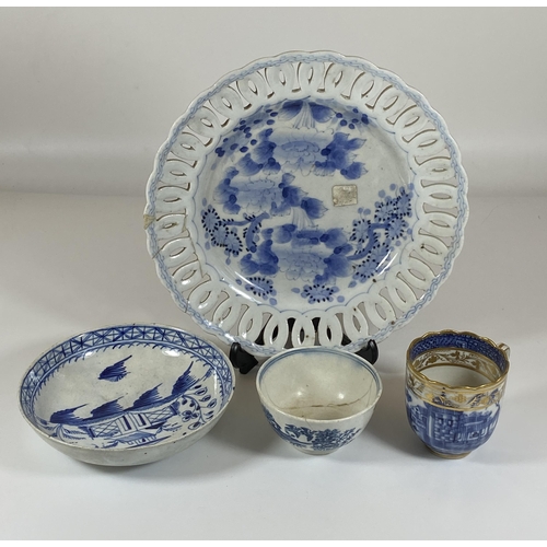 471 - A GROUP OF ANTIQUE BLUE AND WHITE PORCELAIN - JAPANESE PIERCED RIM ARITA PLATE, 18TH CENTURY WORCEST... 