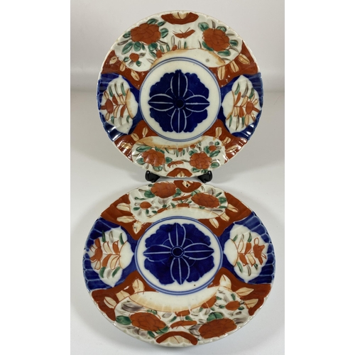 473 - A PAIR OF JAPANESE MEIJI PERIOD (1868-1912) IMARI SCALLOPED RIM PLATES, DIAMETER 22CM