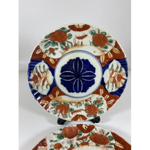 473 - A PAIR OF JAPANESE MEIJI PERIOD (1868-1912) IMARI SCALLOPED RIM PLATES, DIAMETER 22CM