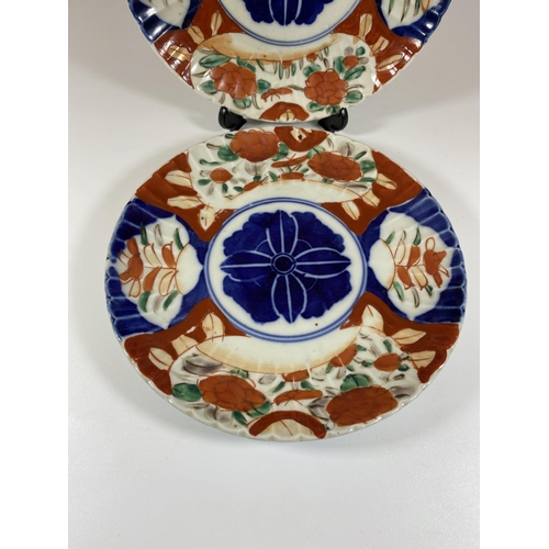 473 - A PAIR OF JAPANESE MEIJI PERIOD (1868-1912) IMARI SCALLOPED RIM PLATES, DIAMETER 22CM