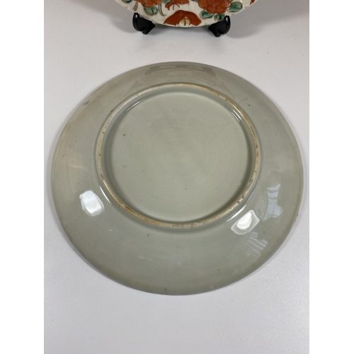 473 - A PAIR OF JAPANESE MEIJI PERIOD (1868-1912) IMARI SCALLOPED RIM PLATES, DIAMETER 22CM