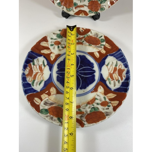 473 - A PAIR OF JAPANESE MEIJI PERIOD (1868-1912) IMARI SCALLOPED RIM PLATES, DIAMETER 22CM