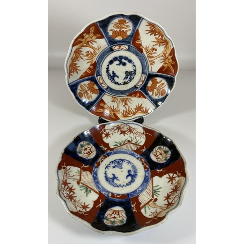 474 - A PAIR OF JAPANESE MEIJI PERIOD (1868-1912) IMARI SCALLOPED RIM PLATES, DIAMETER 22CM