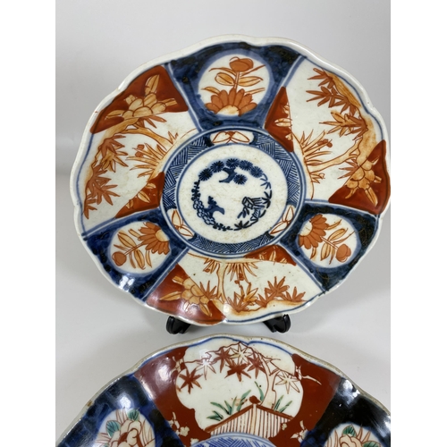 474 - A PAIR OF JAPANESE MEIJI PERIOD (1868-1912) IMARI SCALLOPED RIM PLATES, DIAMETER 22CM