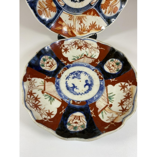 474 - A PAIR OF JAPANESE MEIJI PERIOD (1868-1912) IMARI SCALLOPED RIM PLATES, DIAMETER 22CM