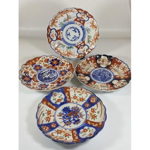 475 - A GROUP OF FOUR JAPANESE MEIJI PERIOD (1868-1912) IMARI SCALLOPED RIM PLATES, DIAMETER 22CM