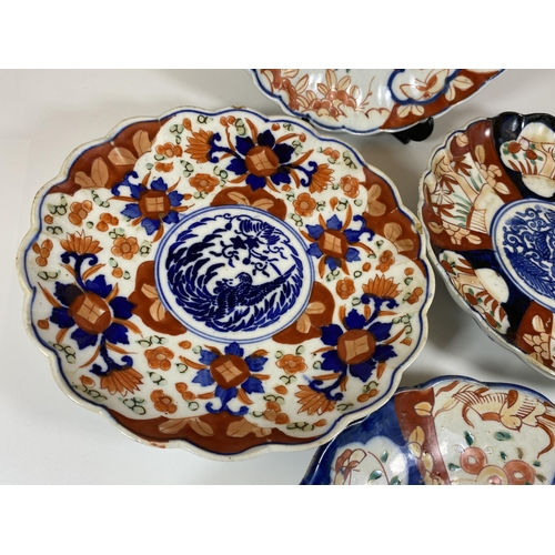 475 - A GROUP OF FOUR JAPANESE MEIJI PERIOD (1868-1912) IMARI SCALLOPED RIM PLATES, DIAMETER 22CM