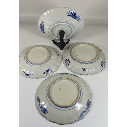 475 - A GROUP OF FOUR JAPANESE MEIJI PERIOD (1868-1912) IMARI SCALLOPED RIM PLATES, DIAMETER 22CM